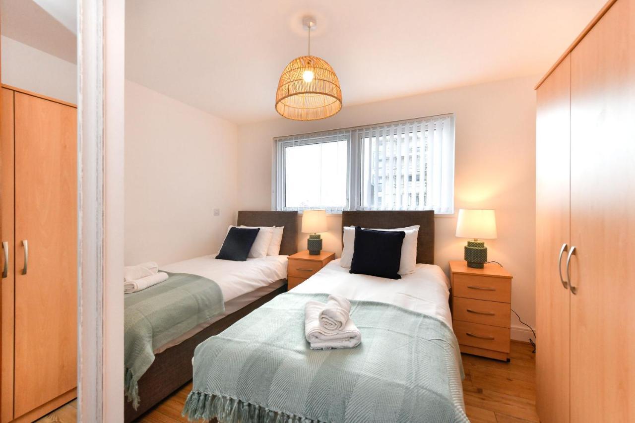 Just Wales - Meridian Wharf, Marina View - 2 Bed Apartment *